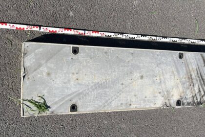 A3 bei Hünxe: Metallteil auf der Fahrbahn – reihenweise Reifen ramponiert