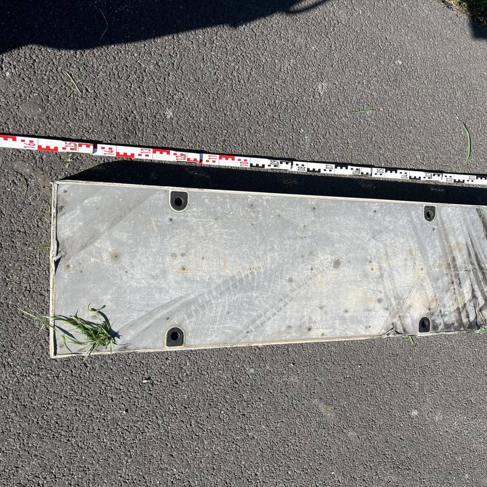 A3 bei Hünxe: Metallteil auf der Fahrbahn – reihenweise Reifen ramponiert