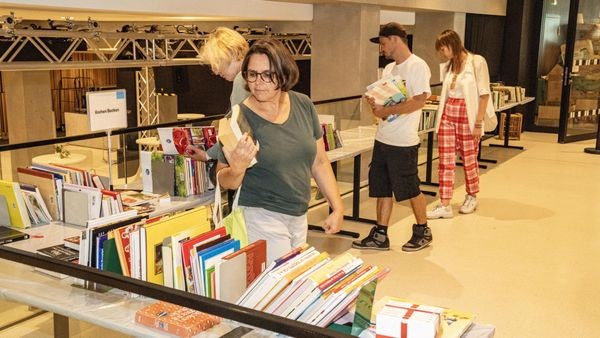Büchermarkt bei den Din-Tagen: Viele Tonnen Bücher verkauft