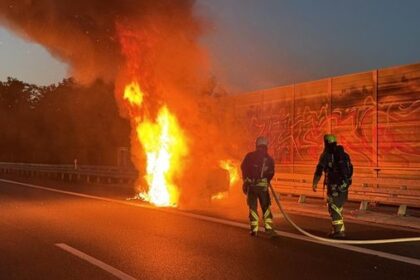 Einsatz für die Feuerwehr Hünxe: Auto auf A3 in Brand