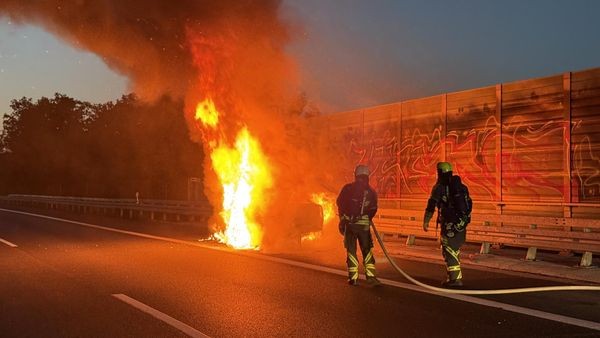 Einsatz für die Feuerwehr Hünxe: Auto auf A3 in Brand