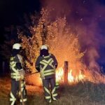 Einsatz für die Feuerwehr Hünxe: Gras und Gebüsch in Flammen