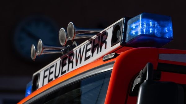 Feuerwehr Hünxe sichert Unfall auf der A3 – in Leitplanke geknallt