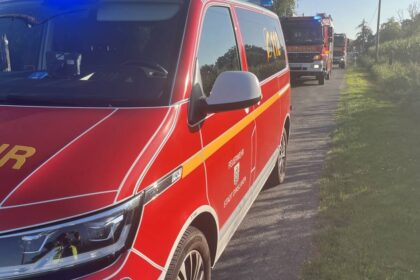 Feuerwehreinsatz in Dinslaken: Abflämmen von Unkraut löst Brand aus