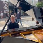 Florian (18) will am Neutor Klavier spielen - der Grund