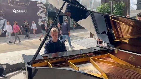 Florian (18) will am Neutor Klavier spielen - der Grund