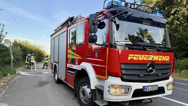 Hünxe: Regallager in Brand – aufwendige Löscharbeiten