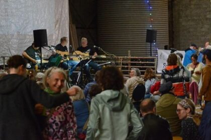 Lagerfeuerromantik in Voerde: Singen mit Kühen und Saitenriss