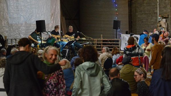 Lagerfeuerromantik in Voerde: Singen mit Kühen und Saitenriss