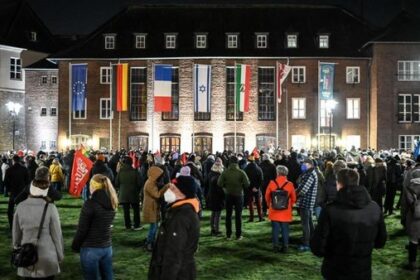 Mahnwache in Dinslaken: Bündnis baut Brandmauer auf