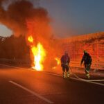 Mehrere Kilometer Stau: Rauchsäule Sonntagabend über Ringenberg – Auto brennt lichterloh auf der A 3