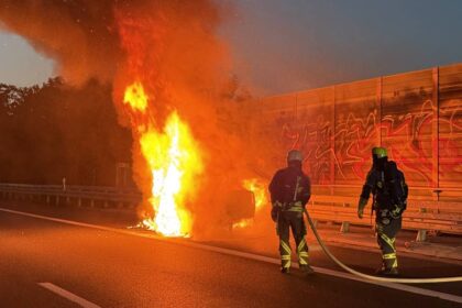 Mehrere Kilometer Stau: Rauchsäule Sonntagabend über Ringenberg – Auto brennt lichterloh auf der A 3