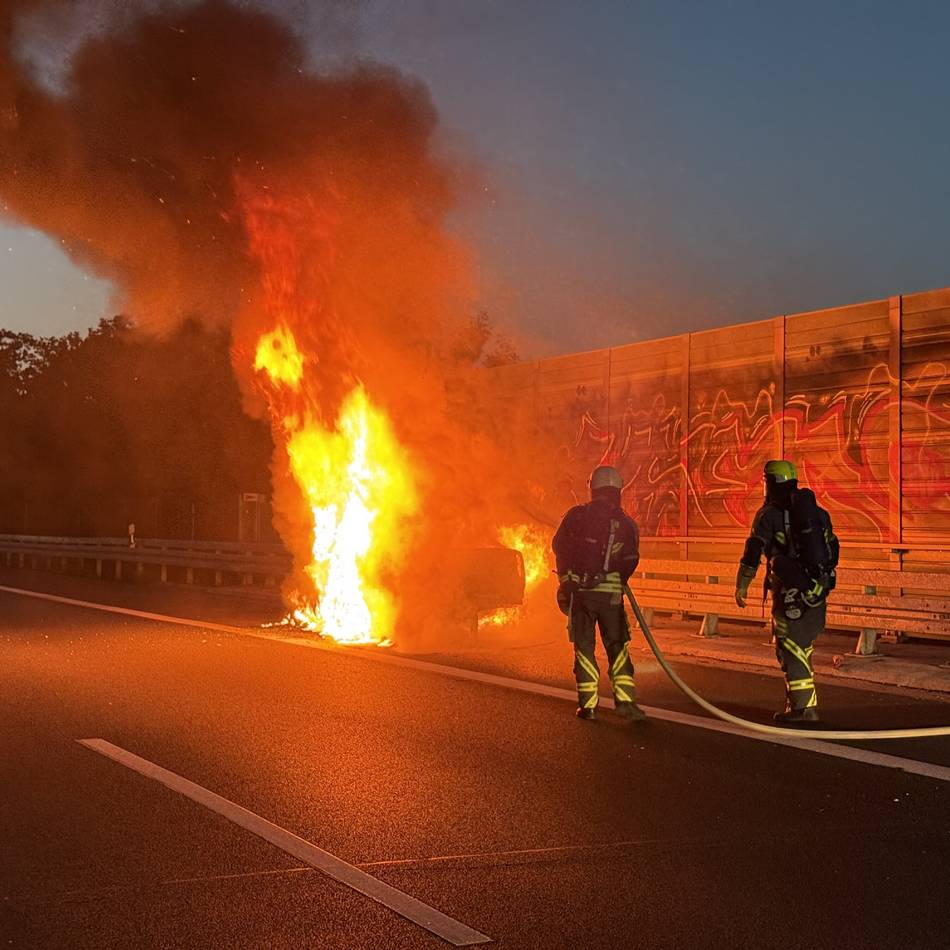 Mehrere Kilometer Stau: Rauchsäule Sonntagabend über Ringenberg – Auto brennt lichterloh auf der A 3
