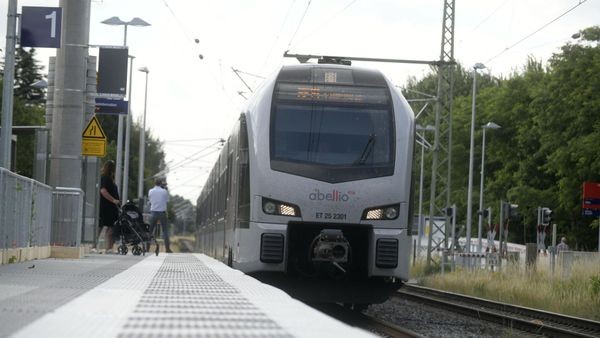 Oberhausen-Emmerich: Bahnstrecke Montag frei, aber Umstieg nötig
