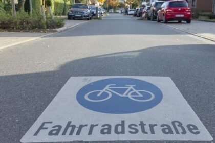 PARTEI fordert Fahrradstraße – „nicht detonierte Zeitbombe“