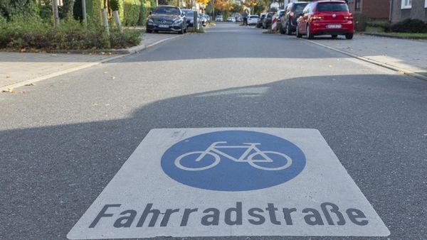 PARTEI fordert Fahrradstraße – „nicht detonierte Zeitbombe“