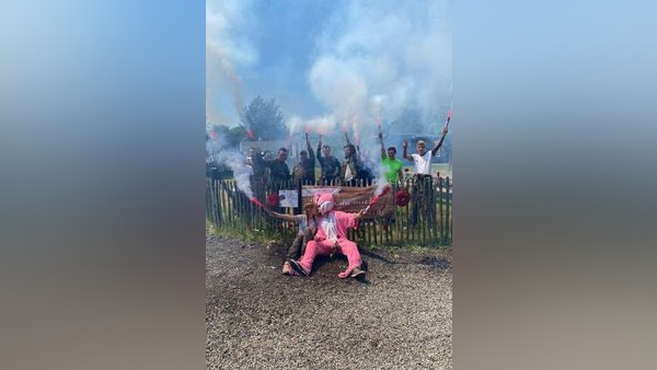 Rauchgranate bis Ü-Ei: Kuriose Heiratsanträge von Dinslakenern