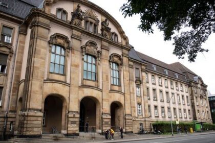 Schüsse in den Kopf: Dinslakenerin steht mit vor Gericht