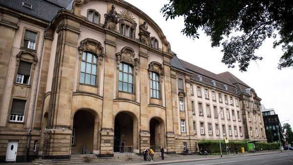 Schüsse in den Kopf: Dinslakenerin steht mit vor Gericht