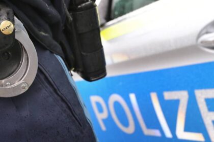 Trickdiebstahl in Dinslaken: Trio klaut einer 64-Jährigen die Goldkette vom Hals