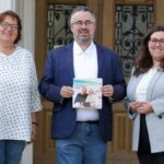 Trio präsentiert den ersten Seniorenwegweiser für Hünxe