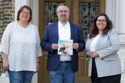 Trio präsentiert den ersten Seniorenwegweiser für Hünxe