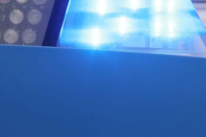 Unfallflucht in Dinslaken: Zusatzspiegel abgefahren – Polizei ermittelt