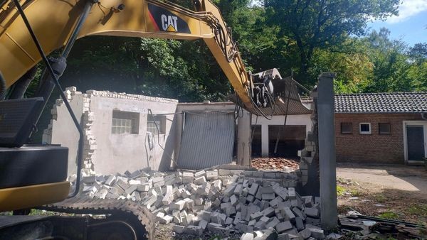 Waldfriedhof in Voerde: Abrissbagger im Einsatz – der Grund