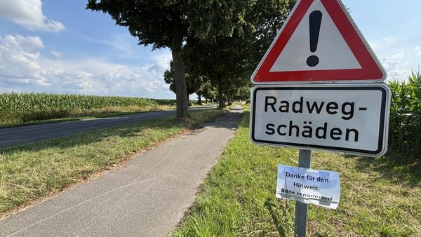 Witziges Schild – und die drei schlechtesten Radwege in Voerde