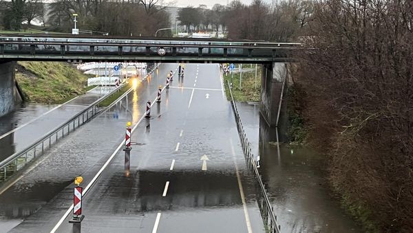 B8 Dinslaken: Vandalismus an Pumpe – Schalthaus beschädigt