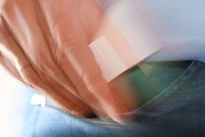 Diebstahl in Dinslaken: 85-jährige Ladeninhaberin von zwei Männern bestohlen