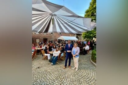 Dinslaken: Bürgermeisterin begrüßte 200 Gäste im Burginnenhof