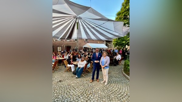 Dinslaken: Bürgermeisterin begrüßte 200 Gäste im Burginnenhof
