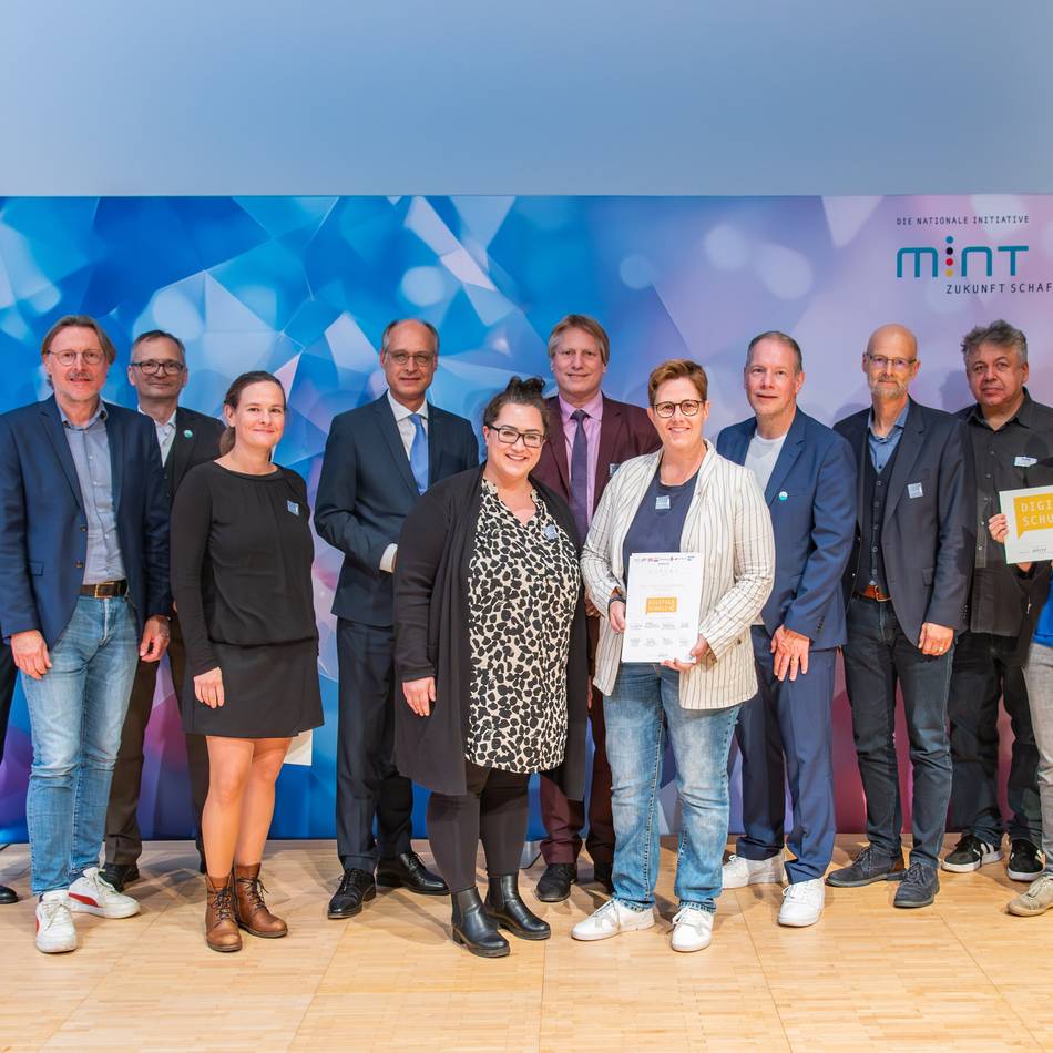 Dinslakener Gesamtschule ausgezeichnet: EBGS ist jetzt offiziell eine „Digitale Schule“