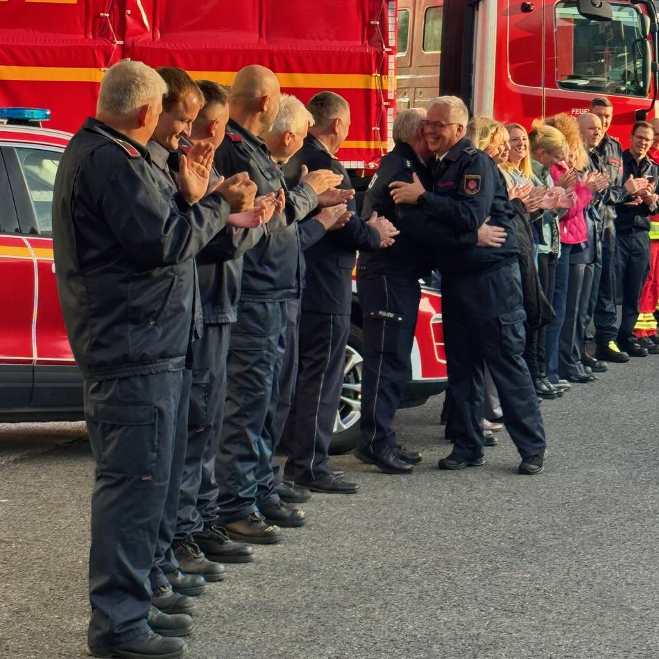 Dinslakens Feuerwehrchef verabschiedet: „Jeder Rang, den Sie erreicht haben, steht für mehr als nur ein Stück Papier“
