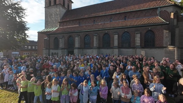 Drohne und Riesenchor in Hünxe: Das steckt hinter der Aktion