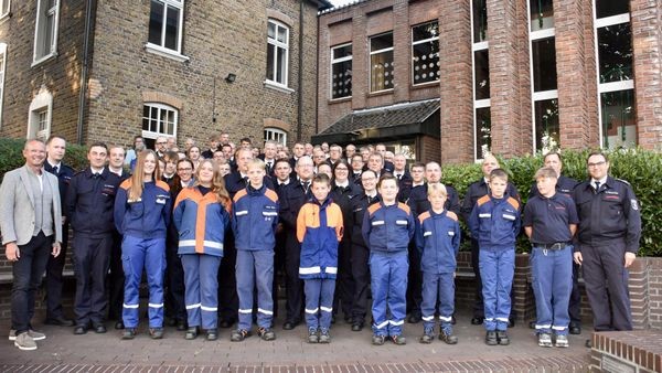 Feuerwehr Hünxe ehrte und beförderte engagierte Mitglieder