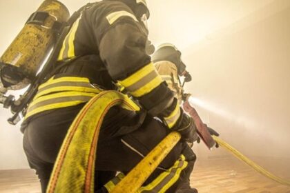 Hünxe-Drevenack: Auto brennt lichterloh - Feuerwehr löscht