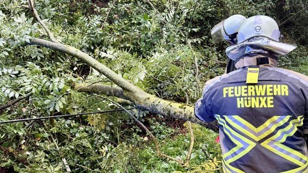 Hünxe: Einsatz wegen Sturmschaden – Baum blockierte Straße