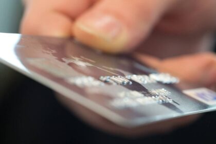 Im Dinslakener Blumenviertel: Seniorin fällt aus Betrugsmasche herein