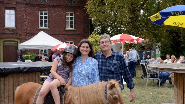 Kuriose Wahl: Vater und Tochter kandidieren gegeneinander