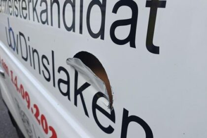 Loch in Wahlkampfauto geschnitten – Staatsschutz eingeschaltet