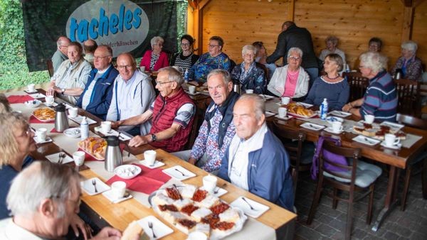 Nach mehr als 55 Jahren: Ganz besonderes Schultreffen in Hünxe