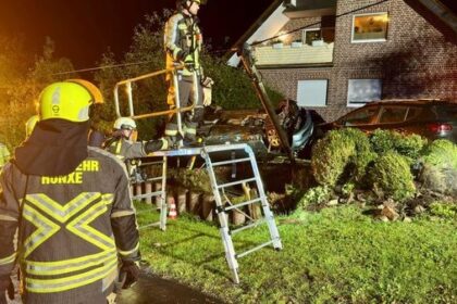 Unfall am Hohlbachweg in Hünxe: Auto landete auf dem Dach