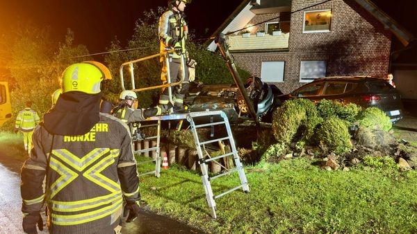 Unfall am Hohlbachweg in Hünxe: Auto landete auf dem Dach