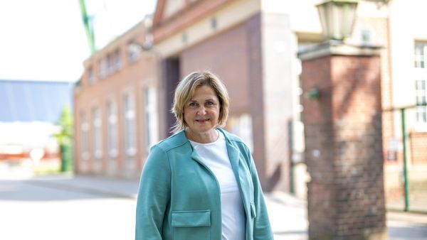 Unfall im Wahlkampf: Dinslakens Bürgermeisterin an Krücken