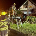 Unfall in Hünxe: Auto überschlägt sich und landet auf dem Dach in einem Vorgarten