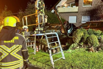 Unfall in Hünxe: Auto überschlägt sich und landet auf dem Dach in einem Vorgarten
