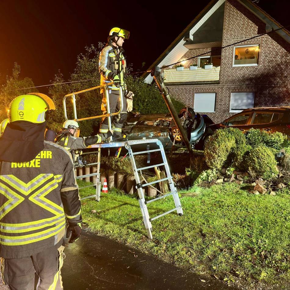 Unfall in Hünxe: Auto überschlägt sich und landet auf dem Dach in einem Vorgarten