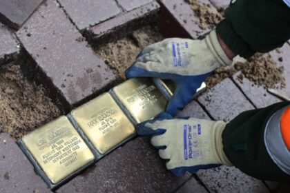 15 neue Stolpersteine in Dinslaken: Warum diese Verlegung so besonders war